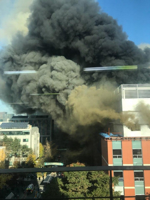 16일 오전 9시 29분께 서울 서초동 서울교육대학 내 신축공사장에 원인을 알 수 없는 불이 나 약 40분만에 진화됐다. <연합뉴스>